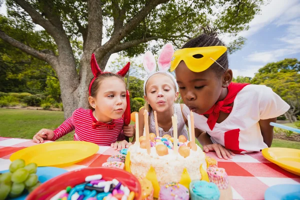 Chicas lindas con vestido de lujo soplando en las velas —  Fotos de Stock