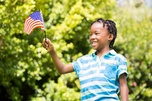 微笑的男孩挥舞着美国国旗 — 图库照片