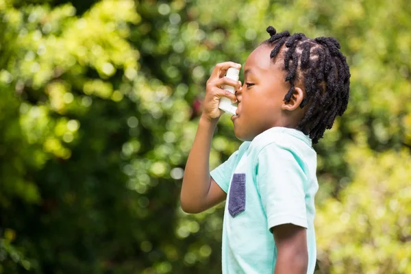 Anak itu menggunakan inhaler asma. — Stok Foto