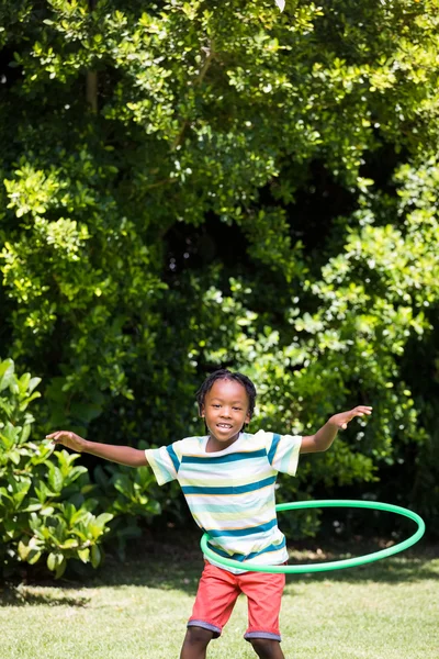 Ein Kind, das mit einem Reifen spielt — Stockfoto