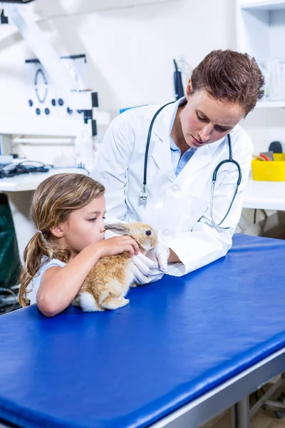 Une femme vétérinaire prend un lapin — Photo