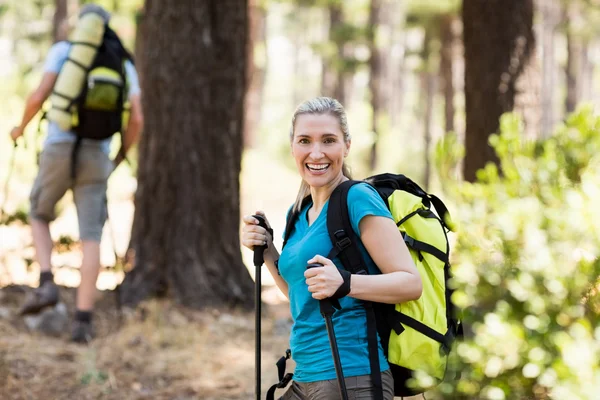 Mujer sonriendo y senderismo — Foto de Stock