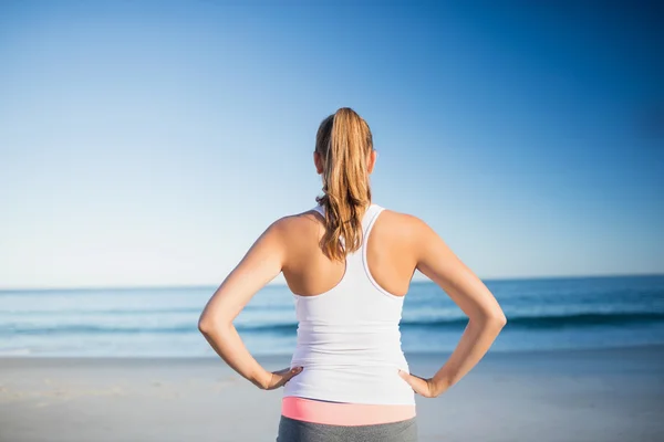 Mulher em forma na praia — Fotografia de Stock