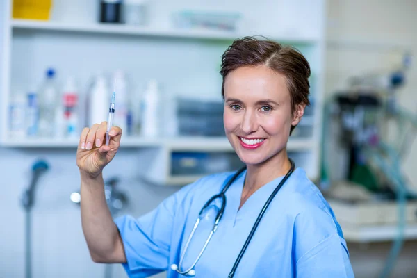 Uma mulher veterinária trazendo uma seringa — Fotografia de Stock
