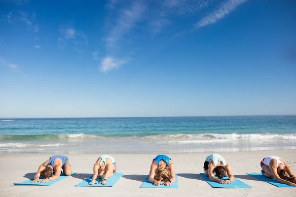 Persone che fanno yoga sulla spiaggia — Foto Stock