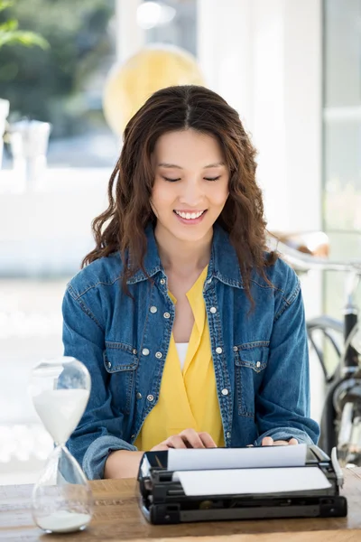 Hipster utilizzando tipo scrittore — Foto Stock