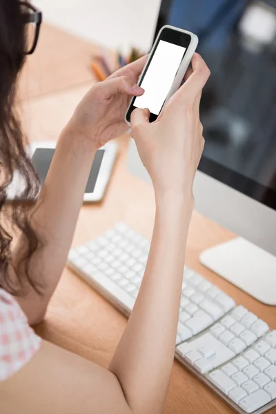 Een zakenvrouw is met behulp van haar telefoon — Stockfoto