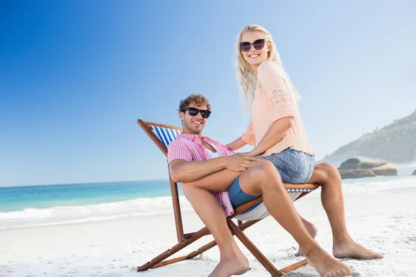 Lyckliga par ligga på stranden — Stockfoto