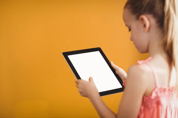 Visão traseira da menina usando um tablet — Fotografia de Stock