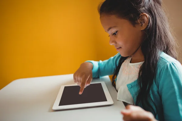 Malá holčička pomocí tablet — Stock fotografie