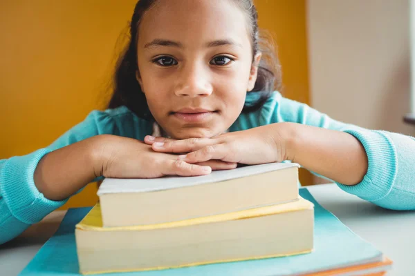 Meisje haar hoofd leunend op stapel boeken — Stockfoto