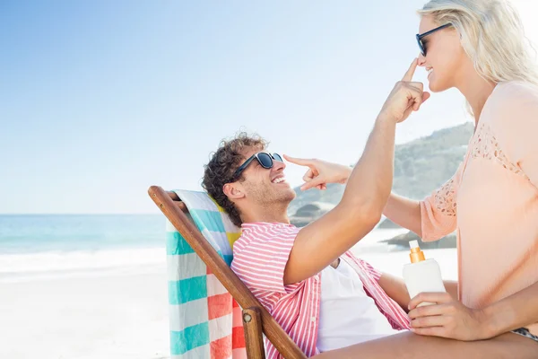 Gelukkige paar poseren op het strand — Stockfoto