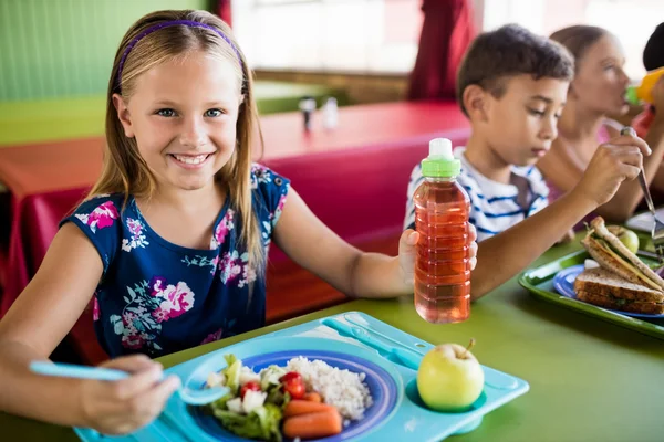 Děti jíst v jídelně — Stock fotografie