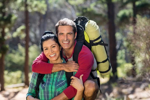 Casal sorrindo e segurando um ao outro — Fotografia de Stock