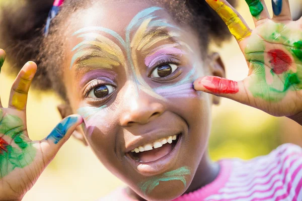 Menina bonito com maquiagem sorrindo para a câmera — Fotografia de Stock