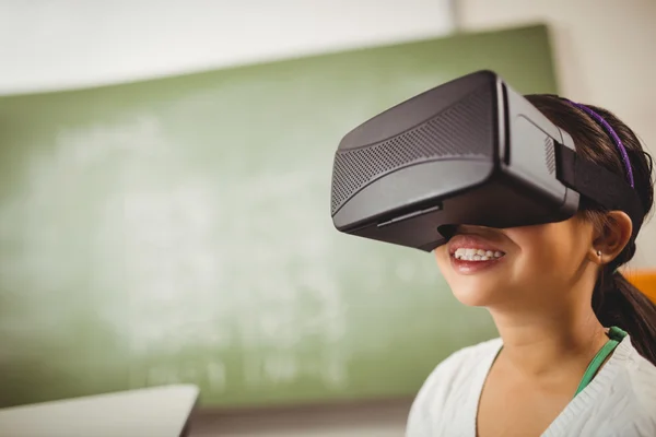 Retrato de uma menina usando óculos de realidade virtual — Fotografia de Stock