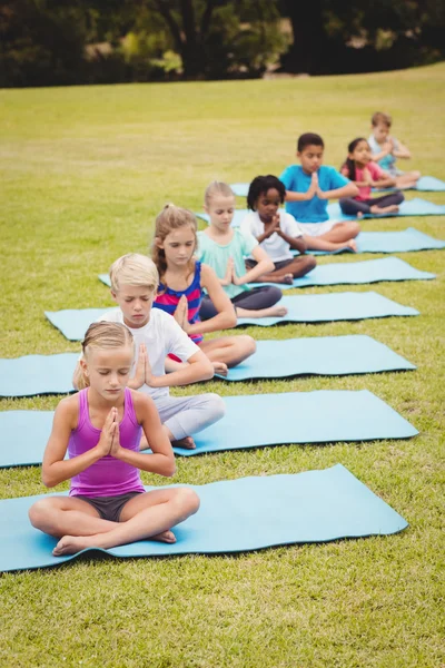 Grupo de niños haciendo yoga — Foto de Stock