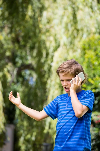 Küçük bir çocuk cep telefonuyla kızgın — Stok fotoğraf