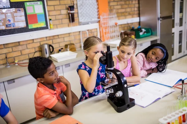 Barn tittar i Mikroskop — Stockfoto
