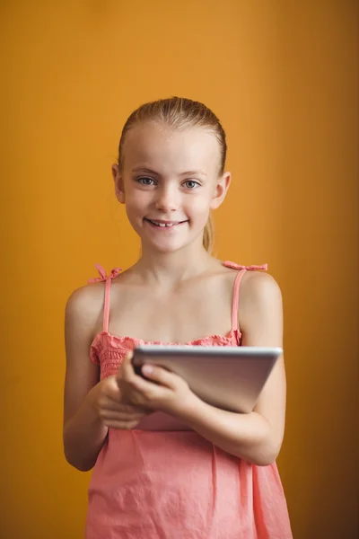 Küçük kız bir tablet kullanma — Stok fotoğraf