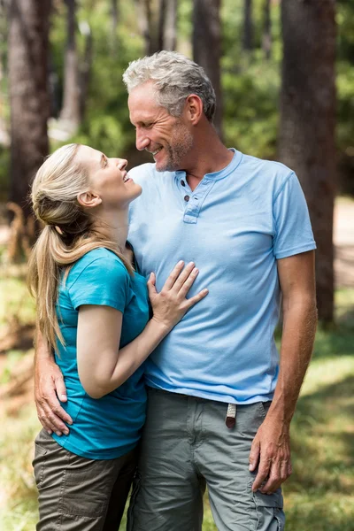 Pareja mirando y sosteniéndose mutuamente — Foto de Stock