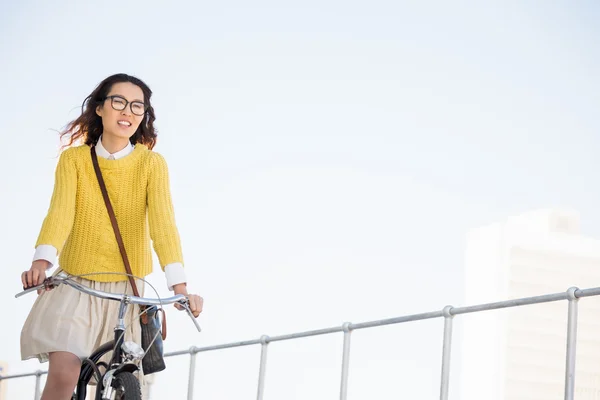 流行に敏感な自転車に乗って — ストック写真