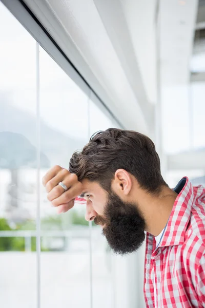 Hipster man ser utanför — Stockfoto