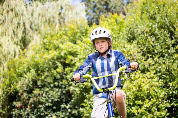 Ritratto di ragazzo sorridente e in sella alla bicicletta — Foto Stock