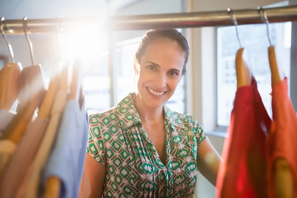 Mulher posando com roupas — Fotografia de Stock