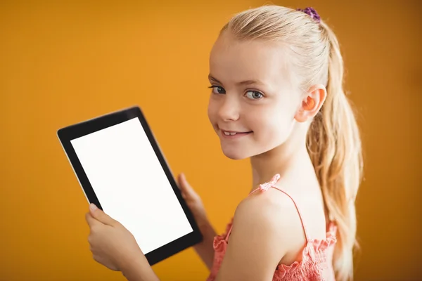 女孩抱着一台平板电脑 — 图库照片