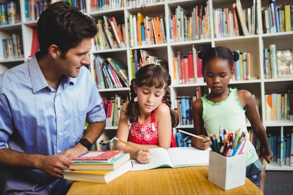 Kinderen en papa bij de bibliotheek — Stockfoto