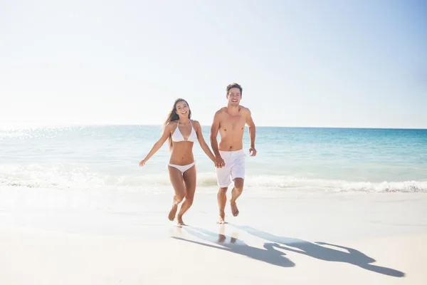 Paar plezier op het strand — Stockfoto