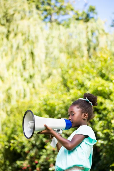 Menina bonito mestiço falando em um megafone — Fotografia de Stock