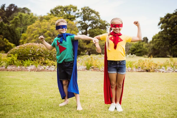 Kinderen met superheld jurk poseren — Stockfoto