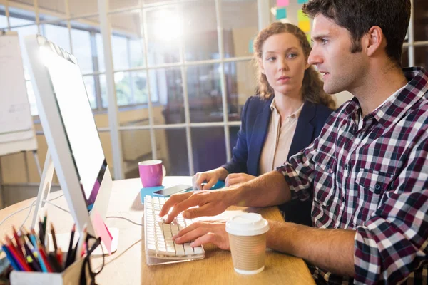 Colleagues using a computer — Stock Photo, Image