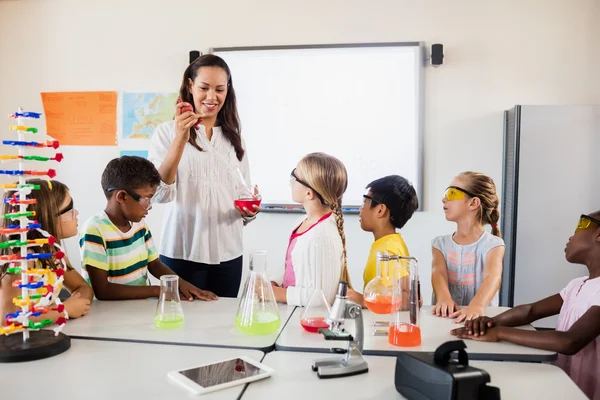 Lärare undervisning en vetenskap lektion — Stockfoto