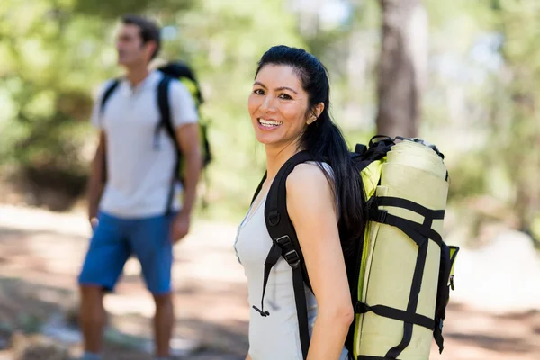 Mujer sonriendo y posando con una mochila — Foto de Stock