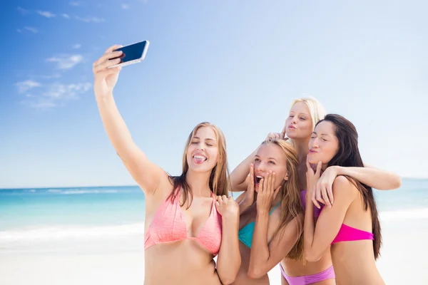 Portret van vrienden die zich voordeed op het strand — Stockfoto