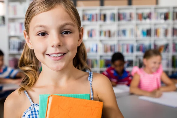 Uma menina bonita sorrindo para a câmera — Fotografia de Stock