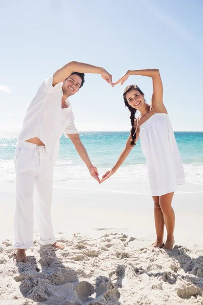 Happy couple embracing on the beach — Zdjęcie stockowe