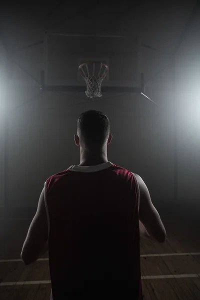Potret pemain basket di bagian belakang di depan sebuah baske — Stok Foto