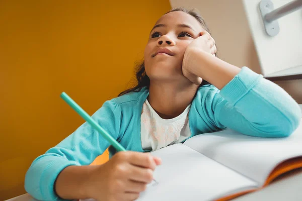 Menina escrevendo em seu caderno — Fotografia de Stock