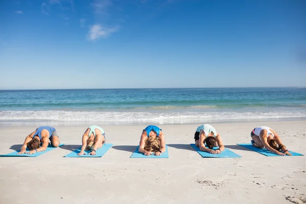 People doing yoga on the beach — Stock Photo, Image