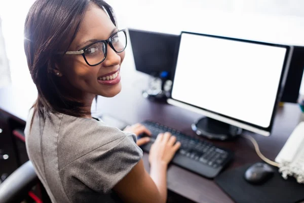 Mujer de negocios casual que trabaja en el ordenador portátil —  Fotos de Stock