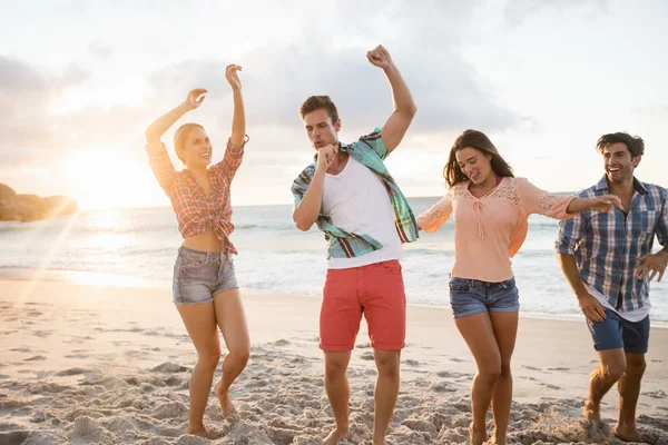 Amigos divirtiéndose y bailando — Foto de Stock