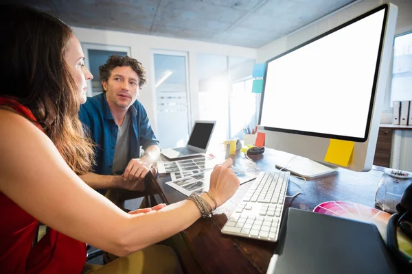 Collega's met behulp van technologie — Stockfoto