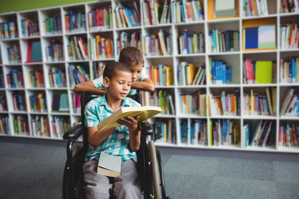 Kleine jongens lezen van een boek — Stockfoto