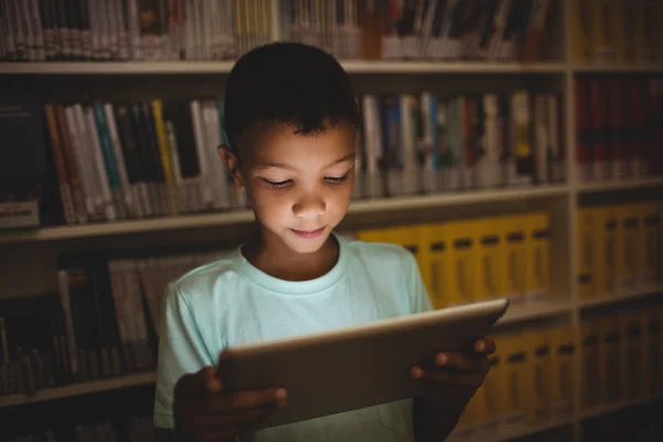 Menino usando um tablet — Fotografia de Stock