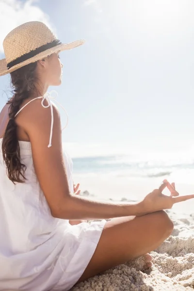 Vue arrière de la femme effectuant du yoga — Photo