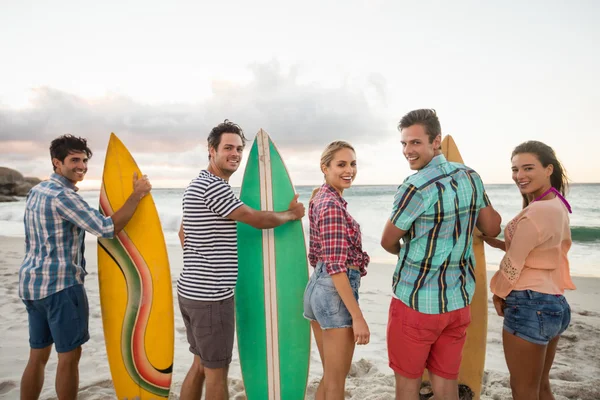 Vrienden houden een surfplank — Stockfoto